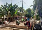 Babinsa Koramil 10/Guntur Bantu Bangun Jembatan Bersama Warga Di Wilayah Binaan