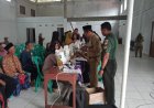 Babinsa Kembangarum Dampingi Penyaluran Beras dan Minyak di Wilayah Binaan