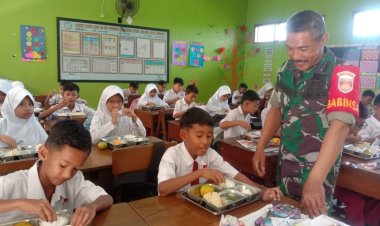 Babinsa Koramil 05/Mijen Dampingi Penyaluran Makan Bergizi Gratis Di SDN 2 Bakung