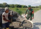 Hadir Ditengah Masyarakat,  Babinsa Koramil 13/Karangawen Bantu Warga Buat Talud