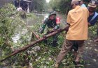 Babinsa Koramil 06/Wedung Karya Bakti  Bersama Warga Bersihkan Bantaran Sungai di Wilayah Binaan
