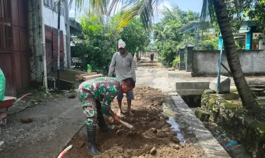 Babinsa Posramil Kebonagung Bersama Warga Gotong Royong Cor Jalan